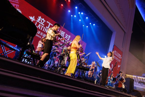 融易富配资 文汇视讯｜大世界里搞拉丁大派对，这帮花衬衫提琴手专治“班味内伤”