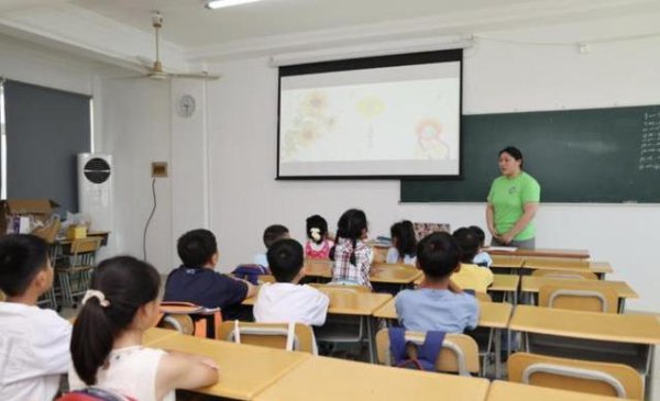 股配咖吧 快递小哥孩子没人管，免费暑托班开课，笑脸却成最好回报